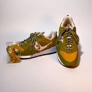 Saucony Men’s Shadow 5000 athletic shoe, US size 11.5.